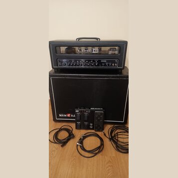 Černý kytarový zesilovač Line 6 Spider IV HD umístěný na černé reproduktorové skříni. Na předním panelu zesilovače jsou viditelné ovládací prvky a ná…