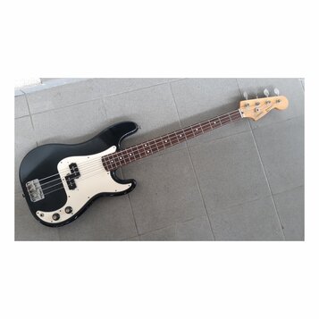 Černá elektrická basová kytara s bílým pickguardem a hnědým hmatníkem. Na hlavě nástroje je viditelné logo Squier a nápis Precision Bass. Povrch kyta…
