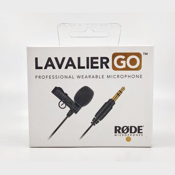 Bílé čtvrčítkové balení s nápisem LAVALIER GO™ a podtitulem PROFESSIONAL WEARABLE MICROPHONE. Na krabici je obrázek černého lavalier mikrofonu a kone…