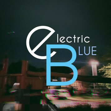 Fotografie obsahuje grafický nápis „Electric BLUE“, kde je první písmeno „E“ velké a bílé, zatímco druhé slovo začíná velkým modrým písmenem „B“. Tex…