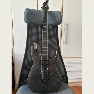Černá elektrická kytara s tmavým dřevěným povrchem a dvěma humbuckery. Na hlavě hрифu je bílý nápis Ibanez. Nástroj je vybaven pákou tremola a jedním…