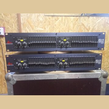 Dvě identické rackové jednotky značky dbx PROFESSIONAL PRODUCTS, model iEQ-15 Equalizer/Limiter with TYPE V NR and AFS. Černý kovový povrch s řadou p…