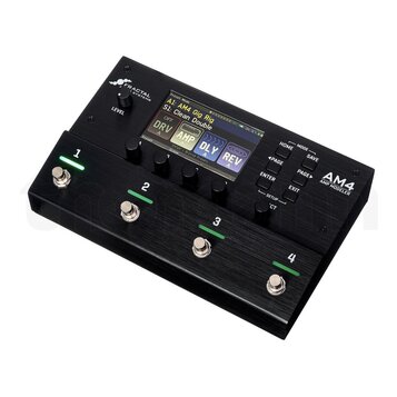 Černý kytarový procesor Fractal Audio AM4 Amp Modeler s kovovým povrchem. Zařízení má čtyři stoupací spínače označené čísly 1 až 4 s zeleným podsvíce…