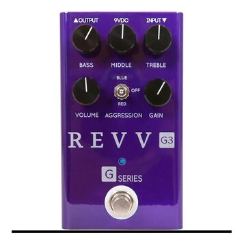 Fialový kytarový efekt s nápisy REVV G3 a G SERIES. Na horní straně jsou tři ovládací knoflíky s popisky BASS, MIDDLE a TREBLE, pod nimi jsou další d…