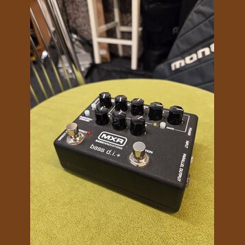 Černý kytarový pedál s nápisy MXR, BASSINNOVATIONS a bass d.i.+. Na horní straně se nachází pět černých otočných ovátků a dva stříbrné přepínače. Na…