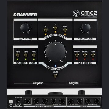Černý monitorovací kontroler s bílým nápisem DRAWMER a logem cmc2 Monitor Controller. Zařízení obsahuje několik otočných knoflíků, přepínačů a kontro…