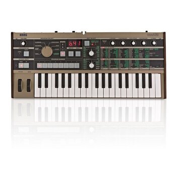Kompaktní synthesizer v šedé barvě s klaviaturaí. Na horním panelu jsou viditelné nápisy KORG a microKORG, červený digitální displej s číslem 647 a r…