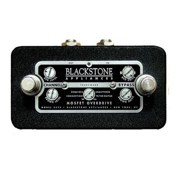 Černý kytarový pedál s kovovým předním panelem. Na panelu je nápis BLACKSTONE APPLIANCES, MOSFET OVERDRIVE a MODEL 3SV3 • BLACKSTONE APPLIANCES • NEW…