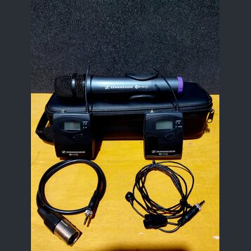 Sada bezdrátového mikrofonu značky SENNHEISER model EW 100 G, obsahující černý mikrofon s fialovým prstencem u spodní části a dva černé přijímače. Na…
