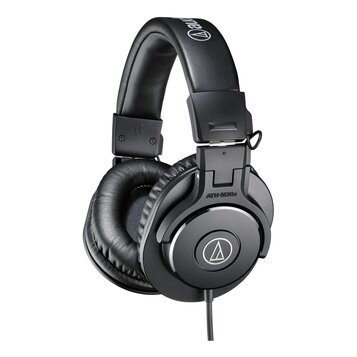 Černá uzavřená sluchátka s polstrovaným náhrobkem a mušlemi z koženky. Na vnější straně mušle je nápis ATH-M30x a logo Audio-Technica. Na náhrobku je…