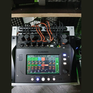 Digitální mixážní pult značky ALLEN&HEATH, model CQ-12T. Zařízení je umístěno v transportním case a má zapnutý barevný displej s ovládacími prvky. V…