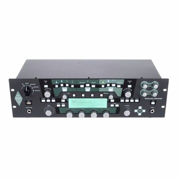 Černý rackový kytarový zesilovač s nápisem KEMPER na levé straně a PROFILING AMPLIFIER vpravo. Přední panel obsahuje LCD displej, řadu tlačítek, otoč…