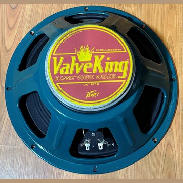 Kruhový reproduktor s modrým kovovým rámem. Na středovém krytu je žlutá nálepka s nápisy ValveKing, CLASSIC™ VOICED SPEAKER, 16 Ohm Speaker a VK™1216…