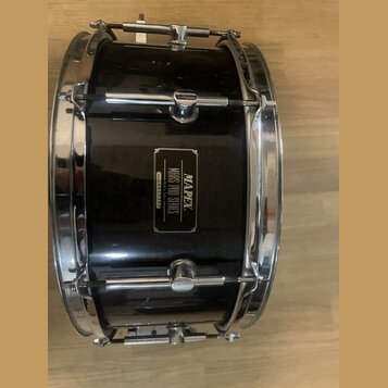 Černý buben s chromovaným obručováním a ladicími šrouby. Na korpusu je čtvercová štítková nálepka s nápisy MAPEX, MARS PRO SERIES a MADE IN KOREA. Po…