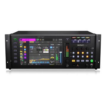 Černý rackový digitální mixovací pult značky behringer s modelem WING RACK. Zařízení má velký barevný dotykový displej s rozhraním pro zpracování zvu…