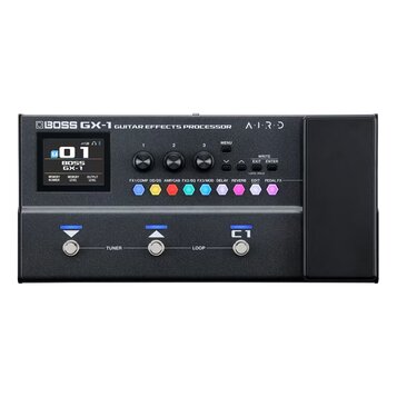 Černý kytarový procesor s nápisem BOSS GX-1 GUITAR EFFECTS PROCESSOR a logem AIRD. Zařízení má displej, tři otočné ovladače, několik tlačítek s barev…