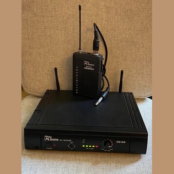 Černý bezdrátový UHF systém složený z přijímače a vysílače. Na přijímači je nápis the t.bone UHF RECEIVER DS16R s kontrolkami POWER, CH a RF LEVEL a…