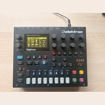 Černý polyfonní digitální syntetizátor s nápisem Digitone a logem elektron. Zařízení obsahuje displej, několik řad tlačítek v různých barvách a osm o…