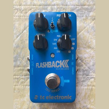 Modrý efekt pedál s nápisem FLASHBACK DELAY AND LOOPER a logem tc electronic. Obsahuje tři černé otočné ovladače s popisky Y, FEEDBACK a LEVEL oraz p…