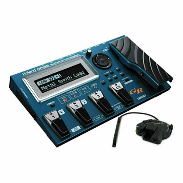 Modrý kytarový syntetizátor s nápisem Roland GR-55 GUITAR SYNTHESIZER. Zařízení má LCD displej s textem LEAD 01-1 Metal Synth Lead, čtyři černé pedál…