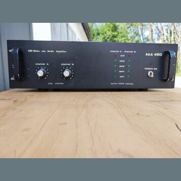 Černý audio zesilovač s nápisem 500 Watts rms Audio Amplifier a označením modelu PAA 46o. Přední panel obsahuje dva ovratidla s nápisy channel A a ch…