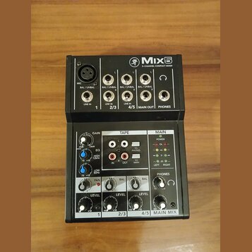 Černý kompaktní mixér s nápisem Mix5 5-CHANNEL COMPACT MIXER. Horní panel obsahuje vstupy MIC, LINE IN a výstup PHONES s označením kanálů 1, 2/3, 4/5…
