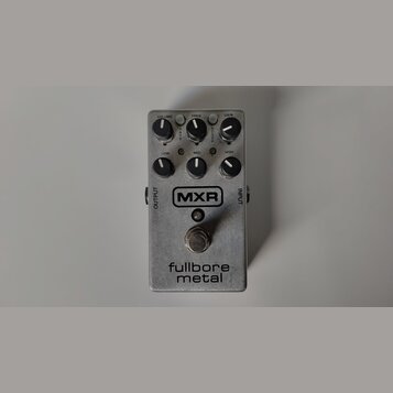 Kytarový efekt pedál v kovovém stříbrném provedení. Na horní straně jsou šest ovládacích knoflíků s nápisy VOLUME, GATE, FREQ, SCOOP, GAIN a v dolní…