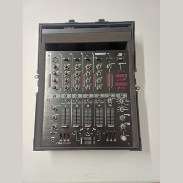 Černý mixovací pult značky RELOOP s označením JMH-40 DSP umístěný v přepravním kufru. Zařízení obsahuje čtyři kanály s rovnovážnými posuvníky, knoflí…