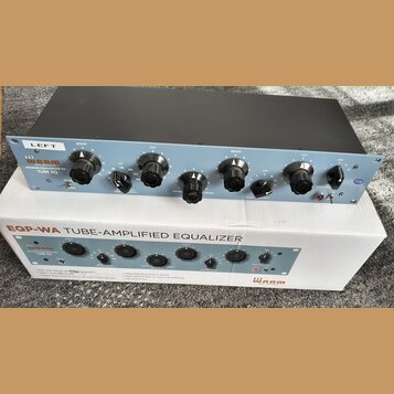 Krabice a rackové zařízení s modrým předním panelem. Na panelu je nápis WARM AUDIO PROGRAM EQUALIZER EQP-WA TUBE EQ a označení LEFT. Zařízení obsahuj…