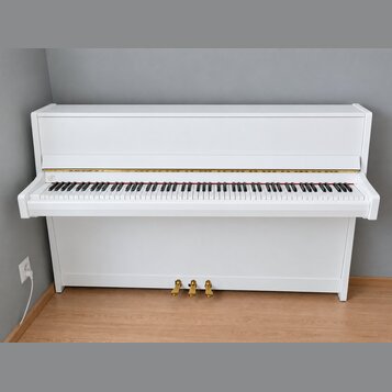Bílé digitální piano s klaviatura a uzavíracím víkem. Na levé straně nad klávesami je viditelné kulaté logo, které je však nečitelné. Nástroj má zlat…