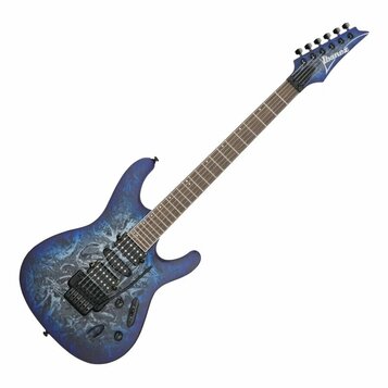 Elektrická kytara s modrým tělem s mramorovaným vzorem a černými komponenty. Na hlavě hředu je bílé logo Ibanez. Kytara má dva humbuckery, tremolo me…