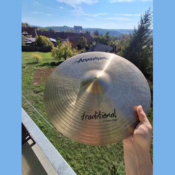 Kruhový mosazný činel s viditelným broušením povrchu. Na horní části je nápis Anatolian a ve spodní části nápisy traditional a 17"/43cm Crash. Povrch…