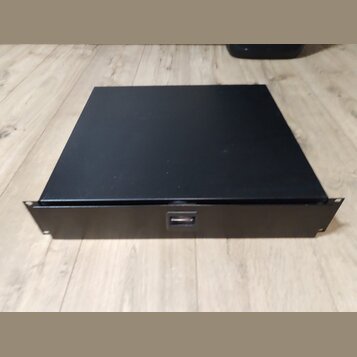 Černý kovový rackový šasi s obdélníkovým tvarem. Na předním panelu je uprostřed umístěn jeden USB port. Povrch je matně černý a bez viditelných znače…