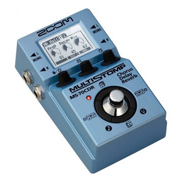 Modrý efektový pedál značky zoom s nápisem MULTISTOMP MS-70CDR Chorus Delay Reverb. Na horní straně se nachází displej s nastavením HD Hall 1, tři če…