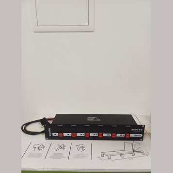 Černý distribuční rozvodový panel s nápisem eurolite a Board 6-S. Obsahuje šest přepínačů s červenými tlačítky označených CH 1 až CH 6 a jeden hlavní…