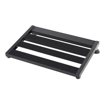 Černý obdélníkový pedalboard s kovovým rámem a třemi protipřeklouznutými plochami. Na pravém boku je viditelné logo "Pedaltrain". Nástroj vykazuje no…