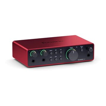 Červené audio rozhraní s černým předním panelem. Na horní straně je nápis Focusrite a vpravo dole na panelu Scarlett 2i2. Zařízení obsahuje dva vstup…