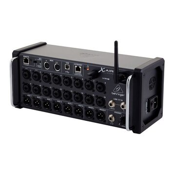 Černý digitální mixér v rackovém provedení s chromovanými úchyty. Na zadním panelu jsou viditelné nápisy X AIR, XR18 a logo behringer. Zařízení obsah…
