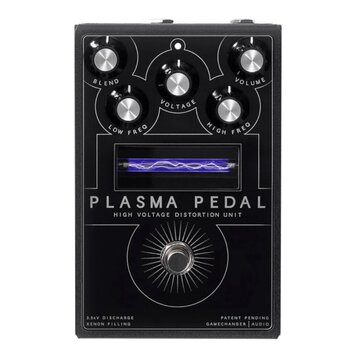 Černý kytarový efekt s pěti stříbrnými oválnými knoflíky a nápisy BLEND, VOLUME, LOW FREQ, VOLTAGE a HIGH FREQ. Uprostřed je vidět vodorovná skleněná…
