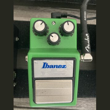 Zelený kytarový efekt s třemi ovládacími knoflíky popsanými jako DRIVE, TONE a LEVEL. Na přední straně je stříbrný nápis Ibanez a pod ním text TubeSc…
