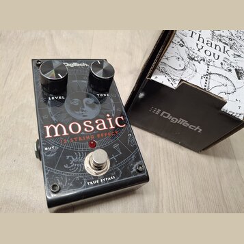 Kytarový efekt pedál značky Digitech s názvem mosaic 12 STRING EFFECT. Černý kovový box s grafickým motivem slunce a zodiakálních znamení, dvěma ovlá…