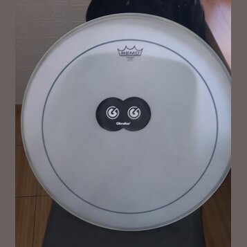 Bílá bubnová blána s modrým vnějším kruhem. V horní části je logo REMO pod symbolem koruny, ve středu se nachází černý ovál s dvěma bílými symboly a…