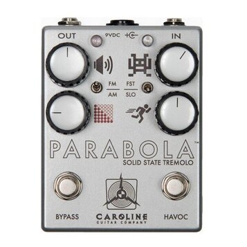 Stříbrný efektový pedál s nápisem PARABOLA SOLID STATE TREMOLO. Na horní straně jsou čtyři bílé otočné knoflíky a dva přepínače s popisky FM/AM a FST…