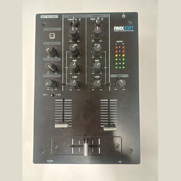 Černý kompaktní DJ mixér s nápisy RELOOP a RMX10BT COMPACT BLUETOOTH DJ MIXER. Zařízení obsahuje dva kanály s ovládacími knoflíky pro PHONO, BT a EQ…