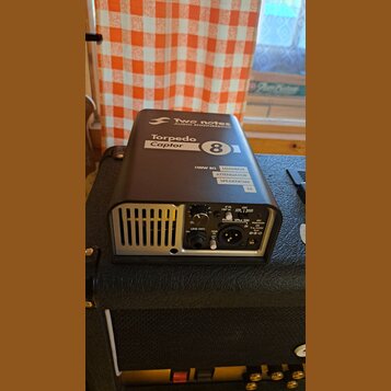 Tmavě hnědý box s nápisy Two notes AUDIO ENGINEERING a Torpedo Captor 8. Na horní straně jsou uvedeny specifikace 100W 8Ω a funkce LOADBOX, ATTENUATO…