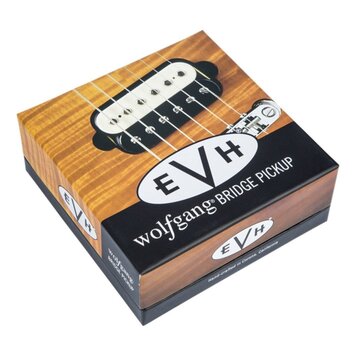 Kvadranové balení s motivem dřevěné textury a černým pruhem. Na černé části je bílý ovál s nápisem EVH a pod ním text wolfgang BRIDGE PICKUP. Na bočn…