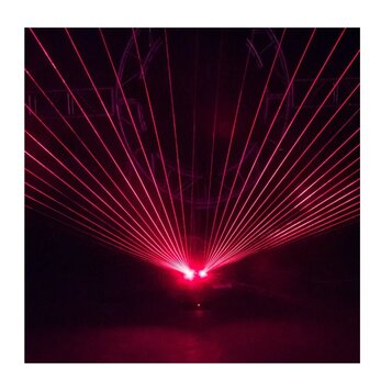 Fotografie zachycuje červený laserový efekt v temném prostoru. Z jednoho zdroje vychází vějíř rovných červených paprsků směřujících do horní části sn…