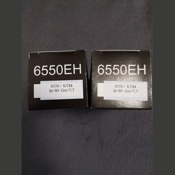 Dvě černé papírové krabičky s bílým nápisem 6550EH. Na každé krabičce je nalepený bílý štítek s textem 6550 / KT88 Ip=80 Gm=7,7. Povrch krabiček je m…