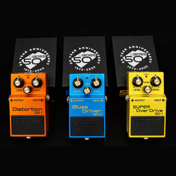 Tři kytarové efekty značky BOSS v oranžové, modré a žluté barvě. První je Distortion DS-1, druhý Blues Driver BD-2 a třetí SUPER Over Drive SD-1. Vše…