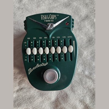 Zelený kytarový efekt s nápisy FISH & CHIPS™, 7 BAND EQ a Danelectro®. Zařízení obsahuje osm bílých posuvníků s označením frekvencí 100, 200, 400, 80…